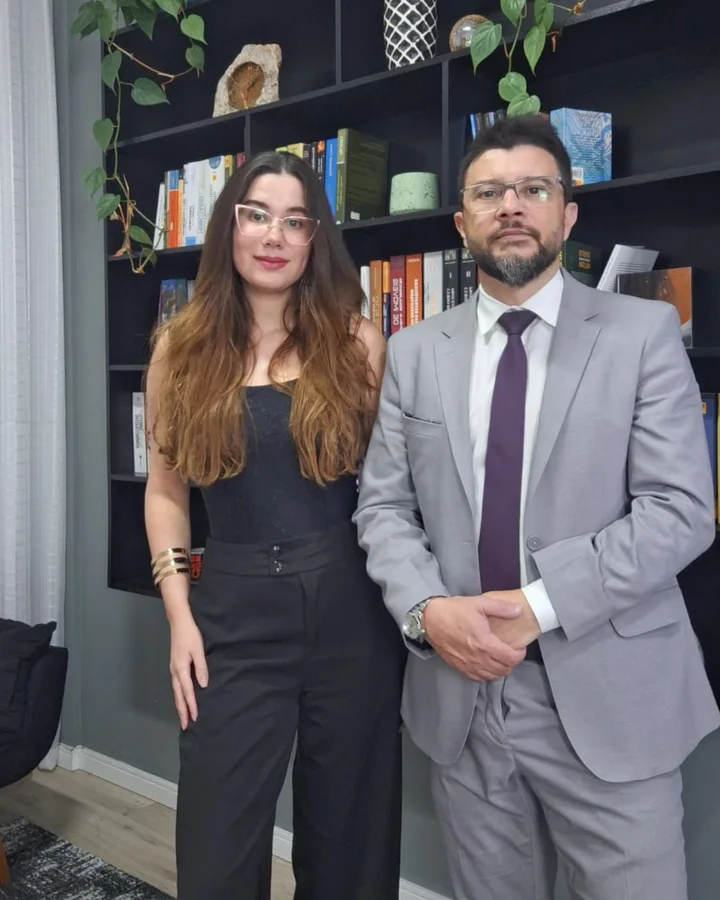 Yara Falcão e Alexandre Bezerra no escritório